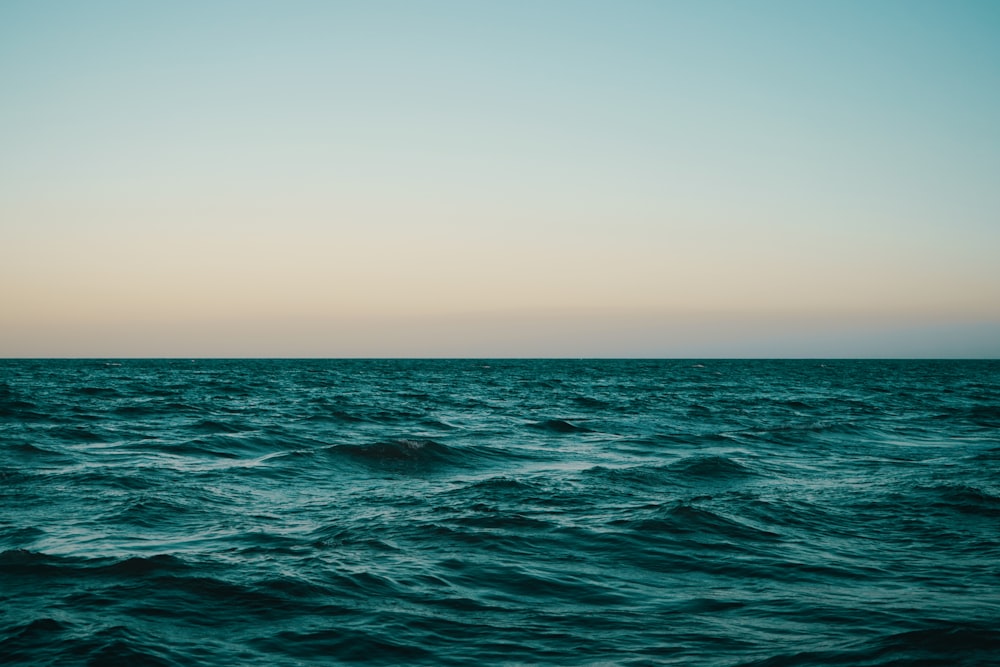 specchio d'acqua durante il giorno