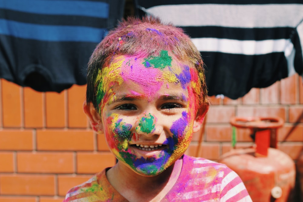 niño sonriendo con pintura facial