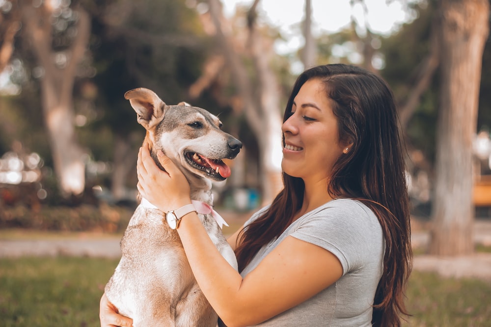 犬と遊ぶ女性