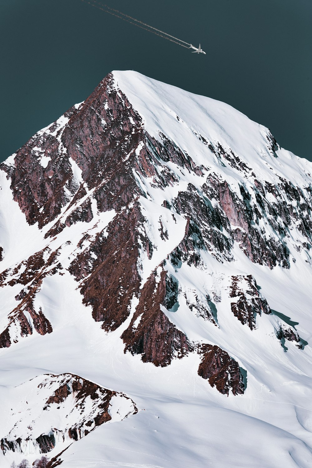 Montaña de capa de nieve blanca