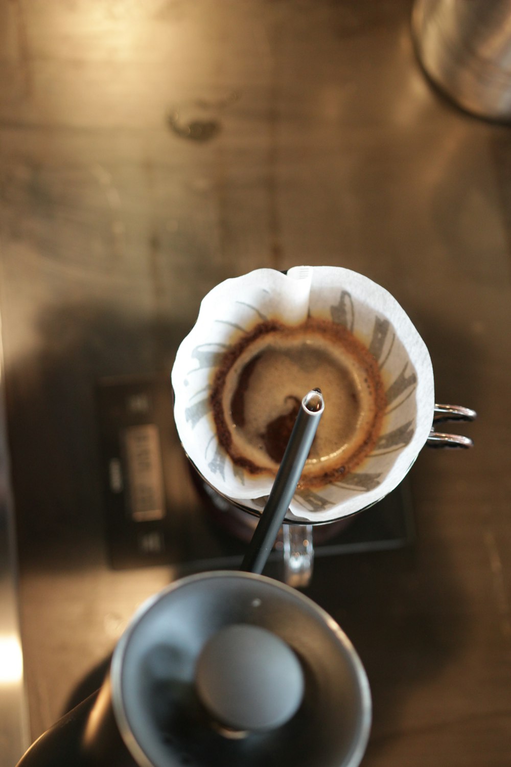 eine Espressomaschine mit einer Tasse Kaffee darauf