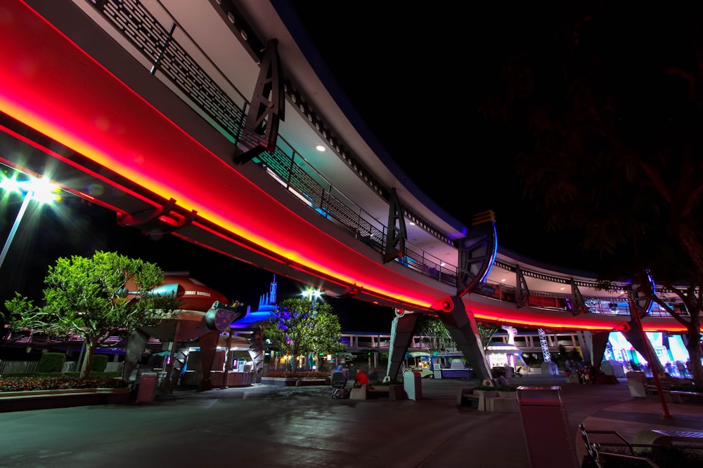 luci al neon rosse che fiancheggiano l'edificio