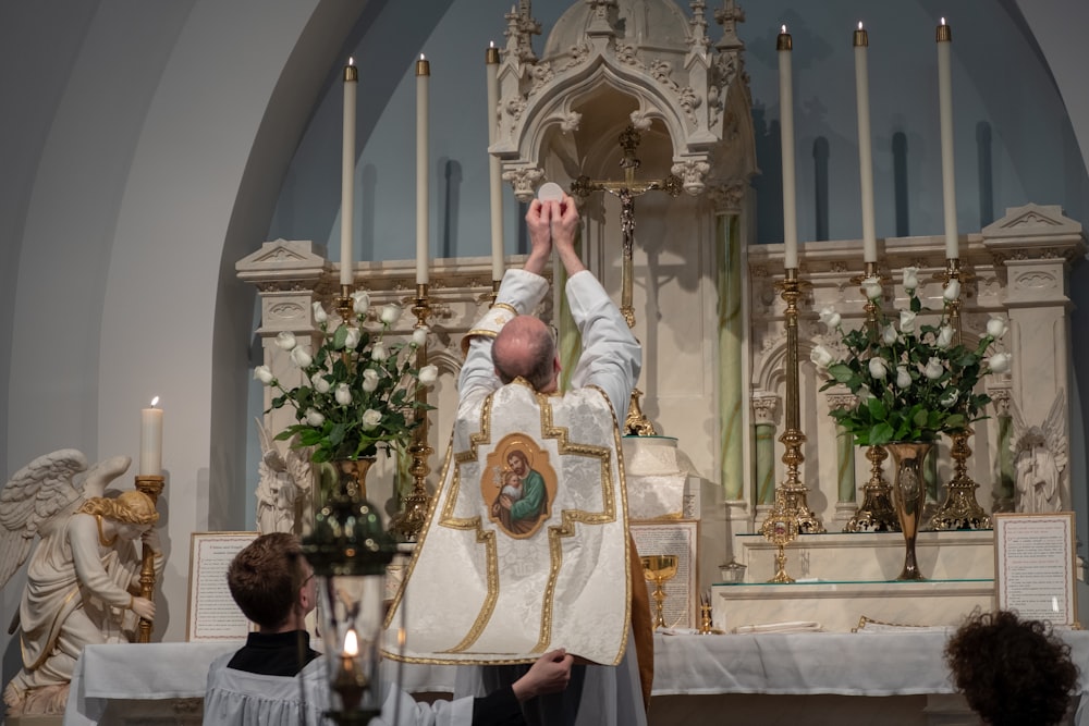 Priester steht neben dem Altar