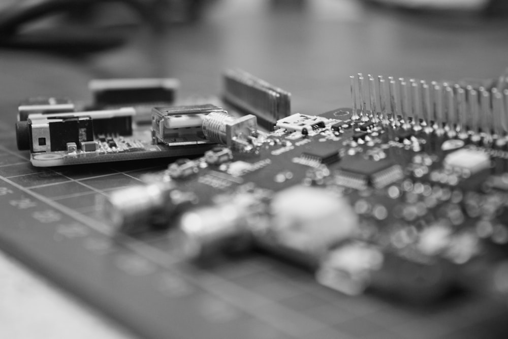 테이블 위에 있는 많은 전자 부품의 클로즈업