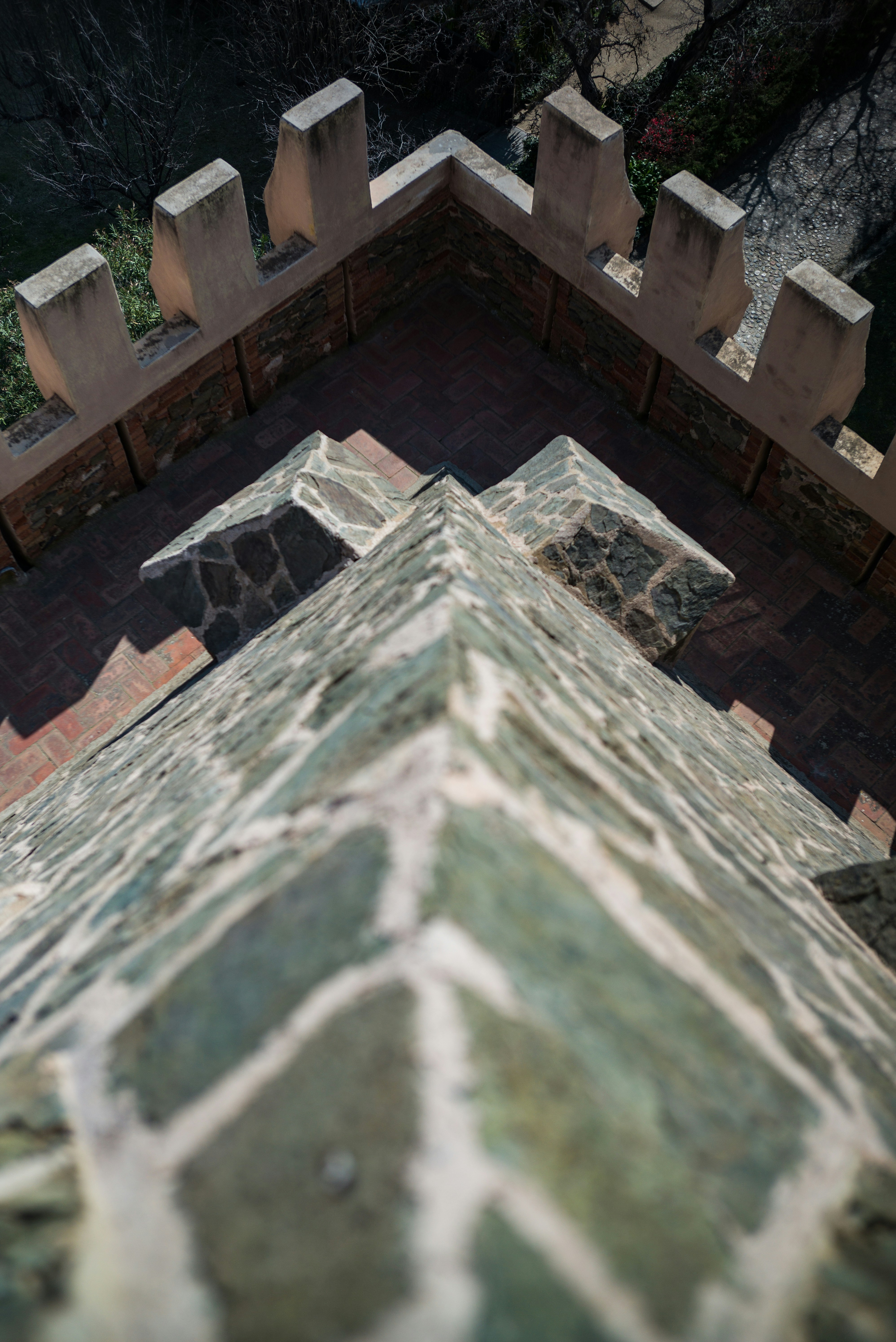 close-up photo of gray concrete roof during daytime