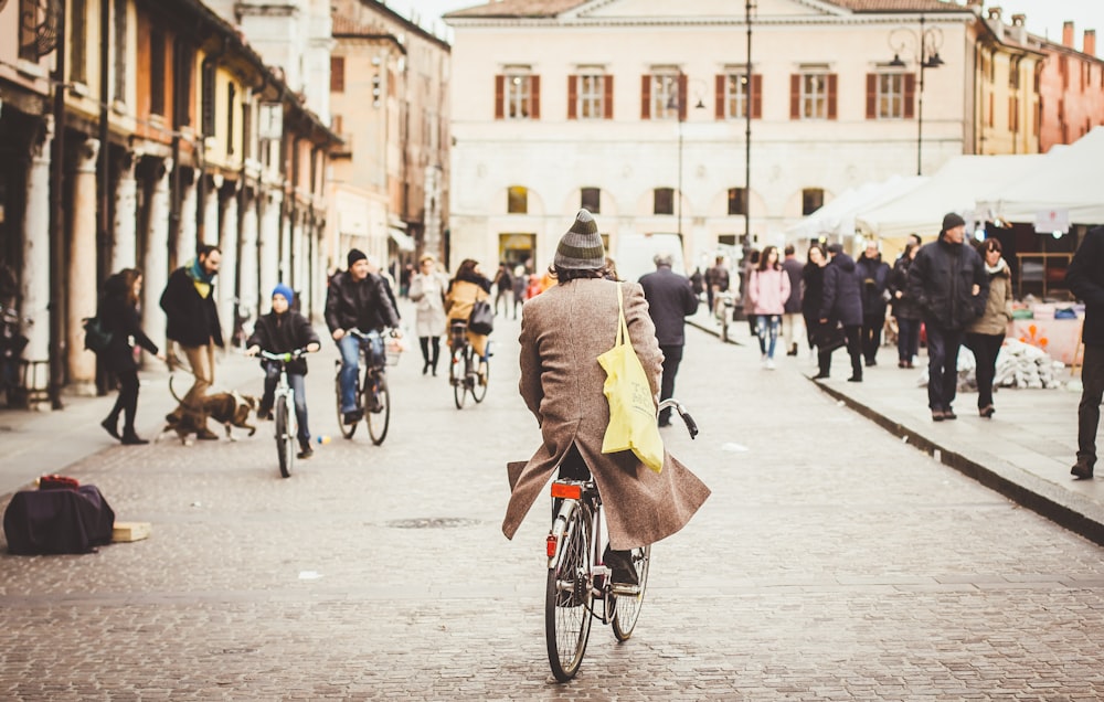 persona in sella alla bicicletta