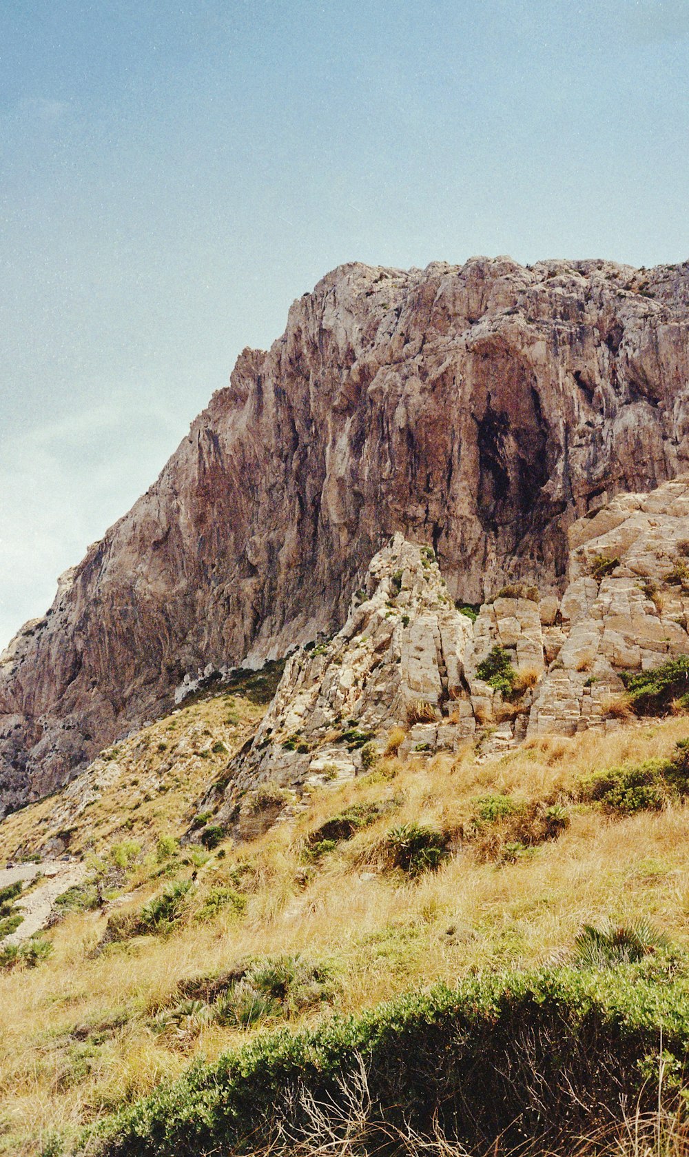 Montanha marrom sob o céu azul durante o dia