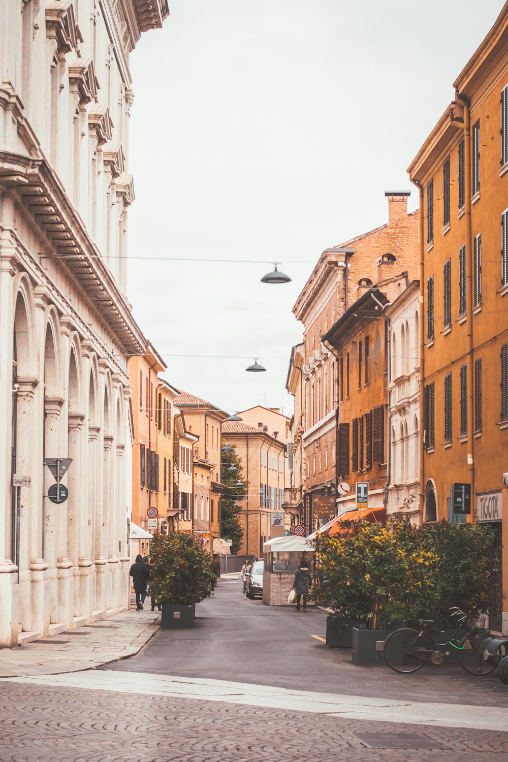 vicolo tra palazzi marroni e beige