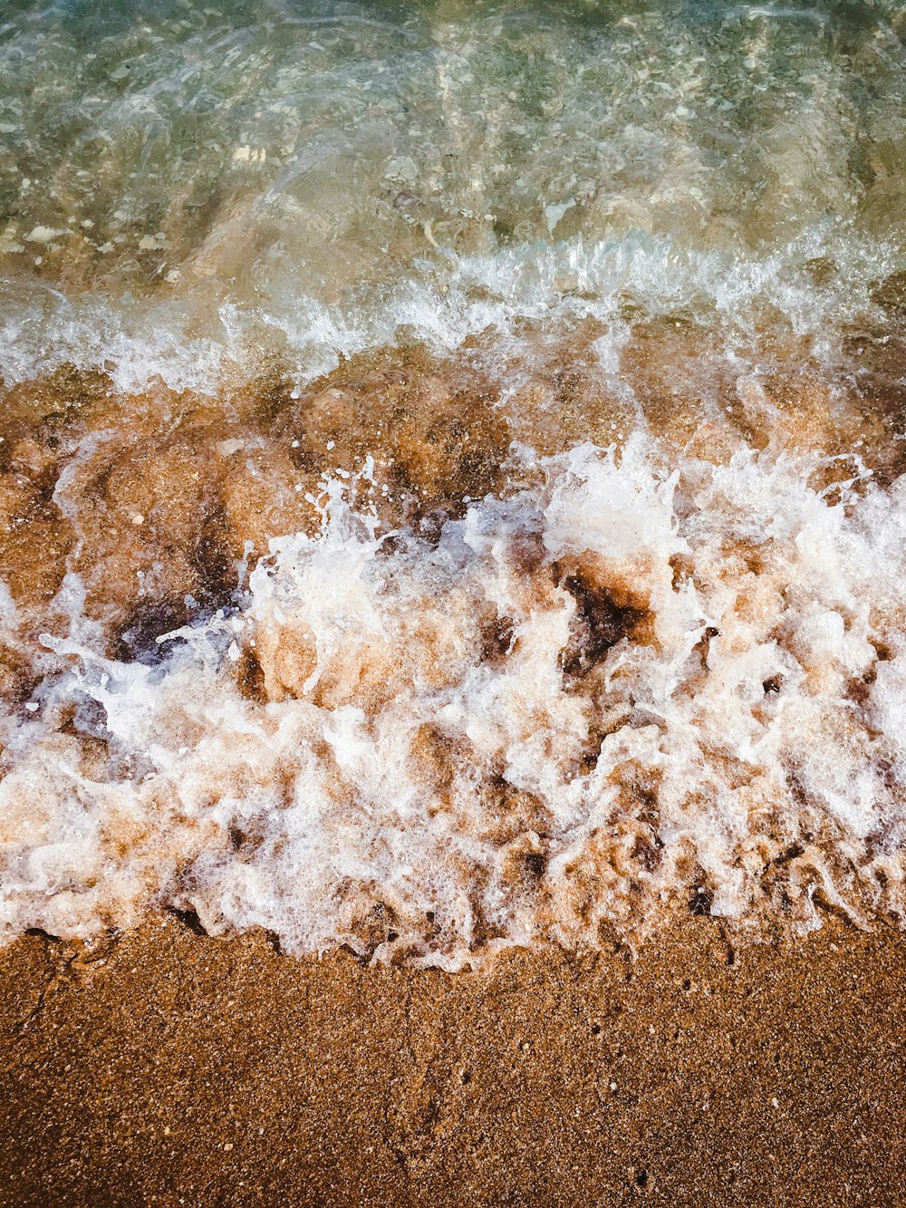 sable brun sur plan d’eau