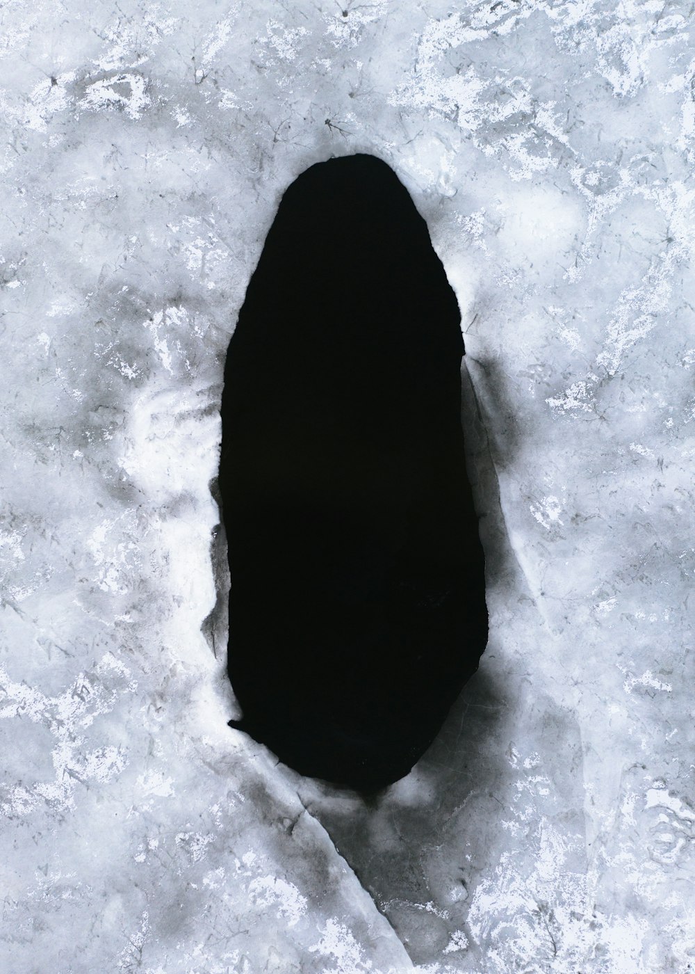 Un buco nella neve che sembra un buco nel terreno