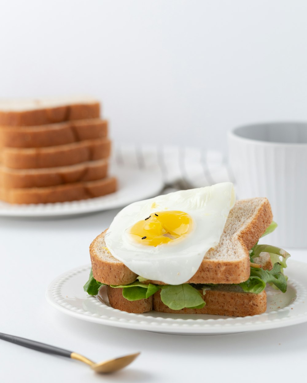 leaf vegetable with bread and egg