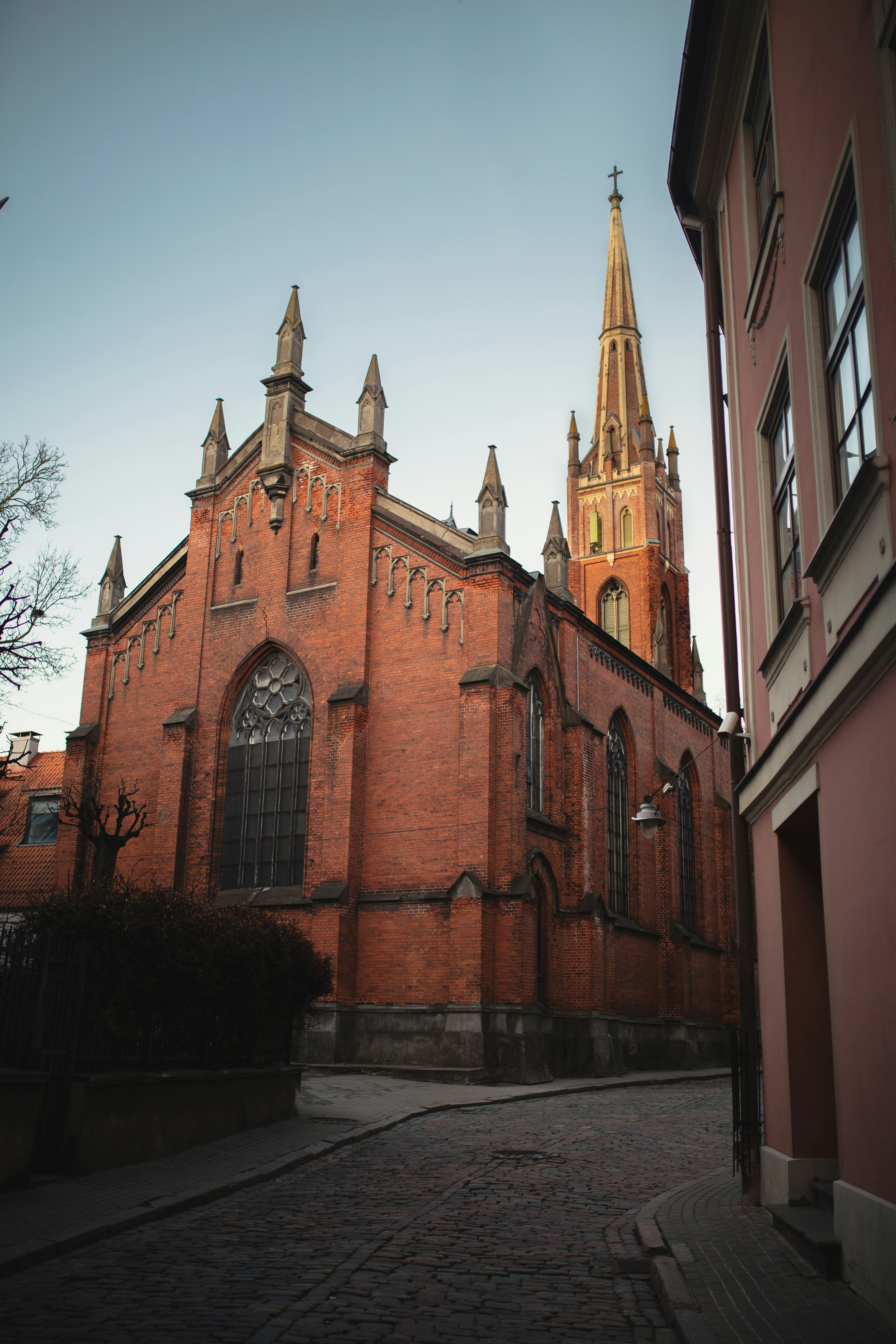 Cattedrale di cemento marrone sotto il cielo azzurro