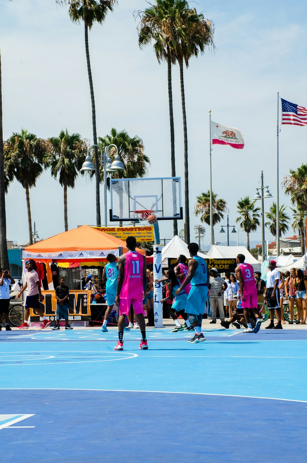 basketball players playing during daytime
