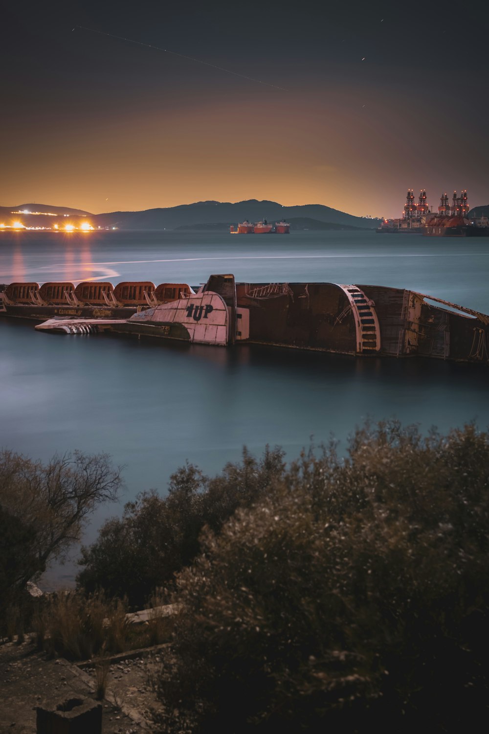 fotografia de paisagem de navio navegando no mar