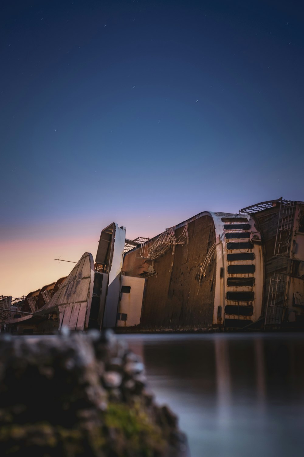 Fotografía de enfoque selectivo de un edificio marrón