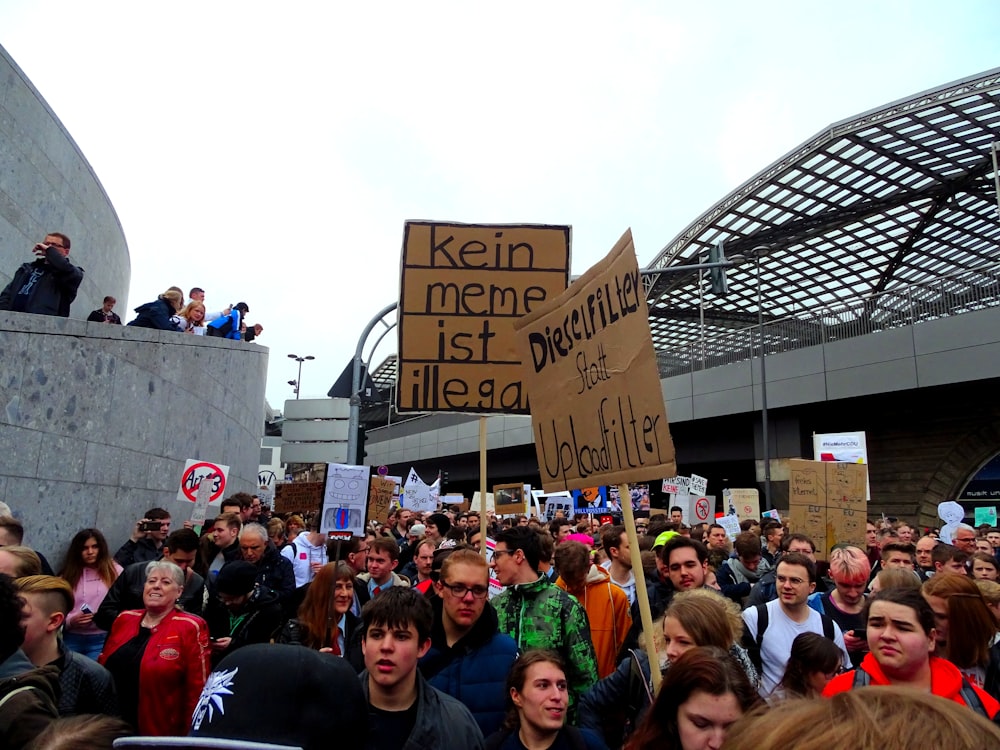 Gruppe von Menschen, die sich neben dem Gebäude versammelt