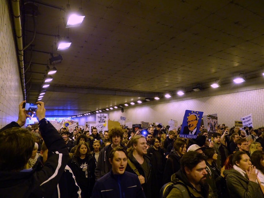 persone che tengono lo striscione