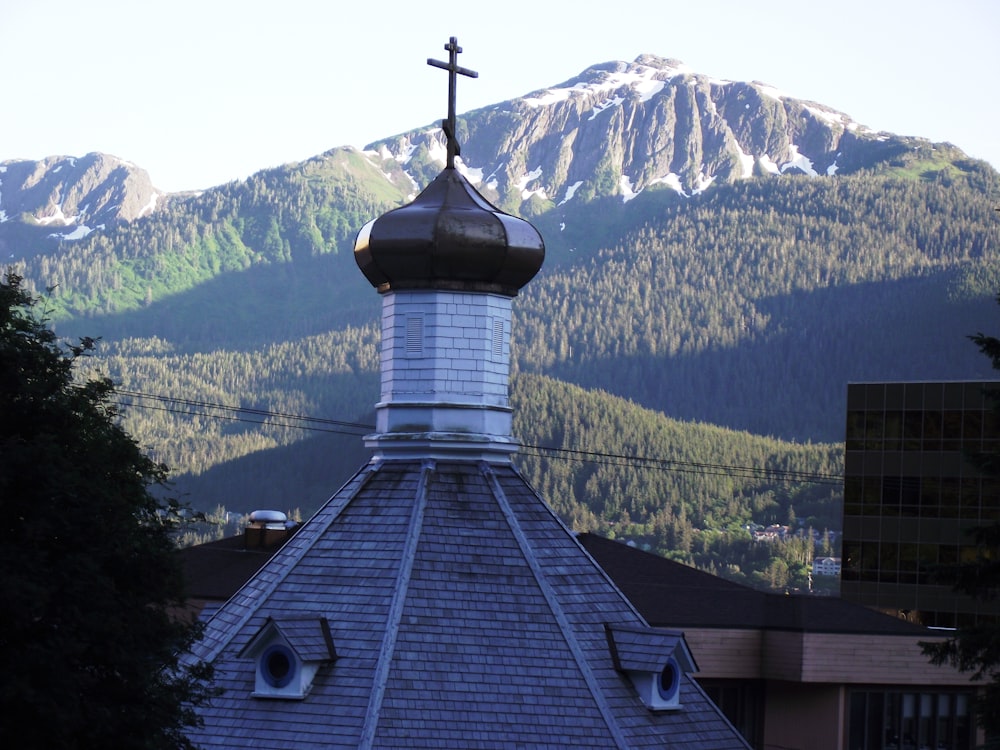 Toit de l’église en béton gris pendant la journée