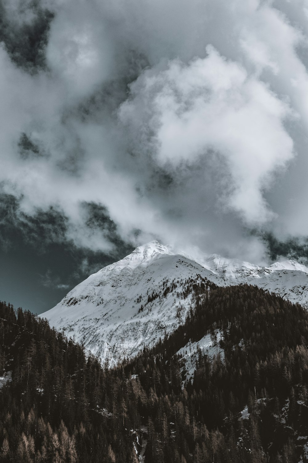 Photographie aérienne de chaînes de montagnes