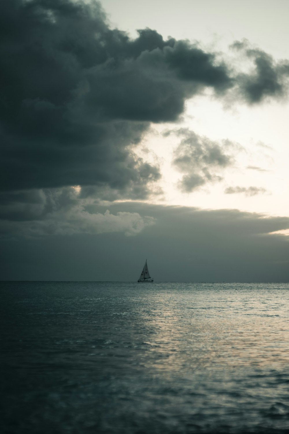 barca a vela sotto nuvole di nimbus