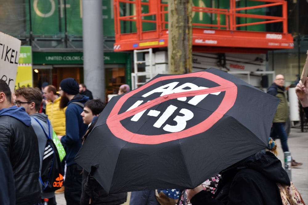 gros plan de parapluie imprimé de texte d’art noir et rouge