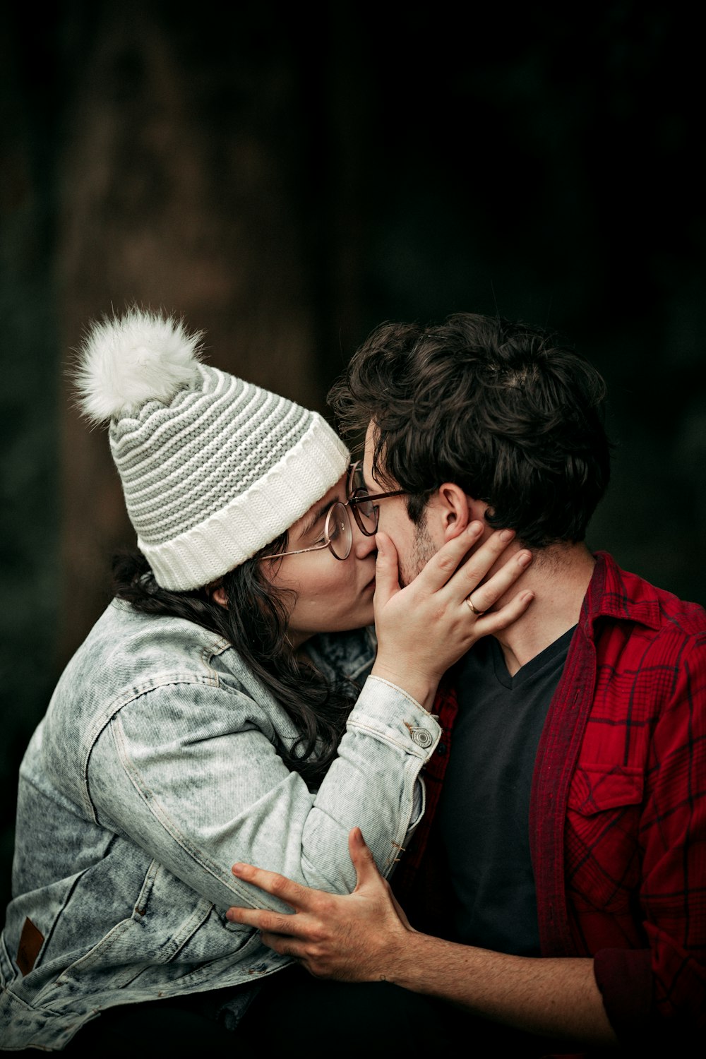 Frau und Mann küssen sich auf die Lippen