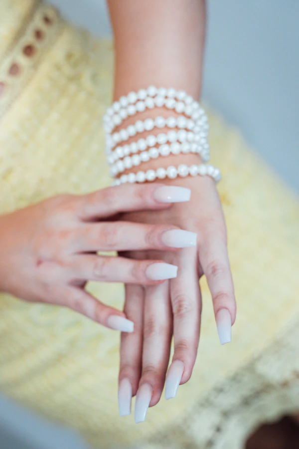 Mẫu nail Pearl Bride – Trắng ngọc trai, đính charm