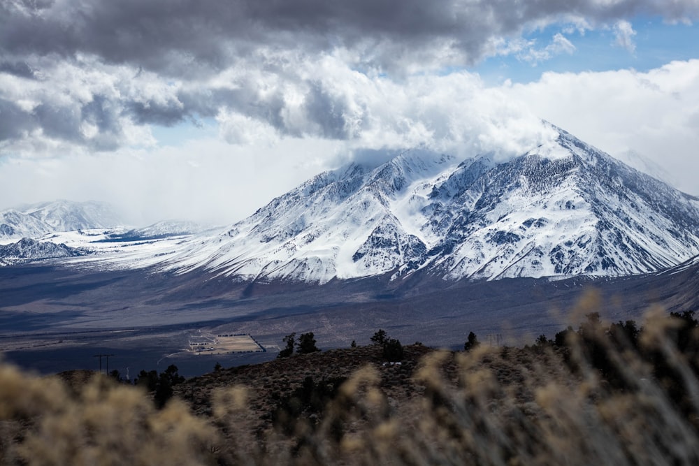 montaña cubierta de nieve bajo el cielo nublado