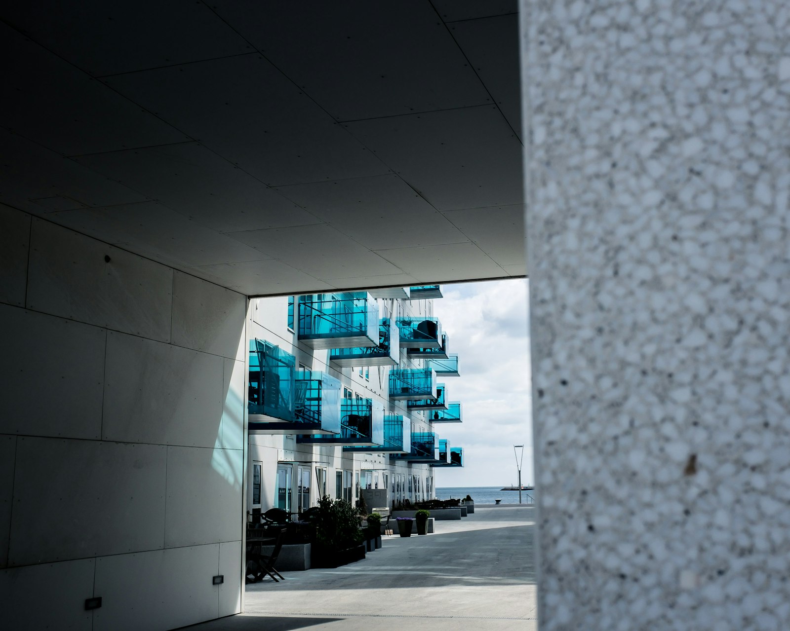 Fujifilm X100S sample photo. Gray concrete wall photography