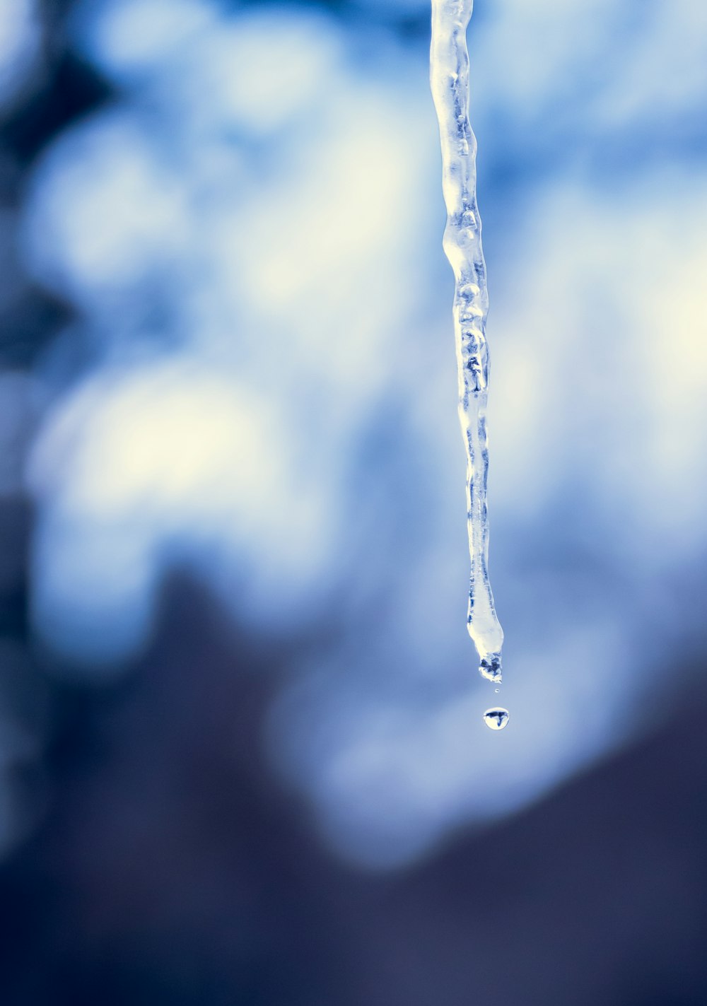 fotografia de foco seletivo de gota d'água