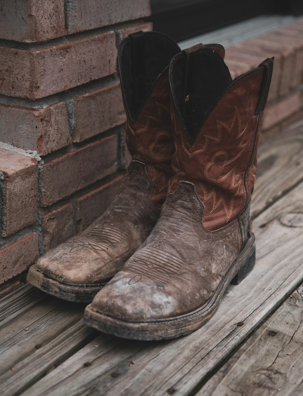 paio di stivali da cowboy marroni