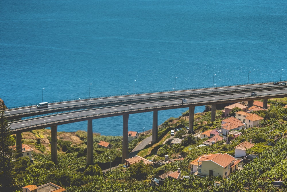 Foto aerea del ponte di cemento vicino allo specchio d'acqua