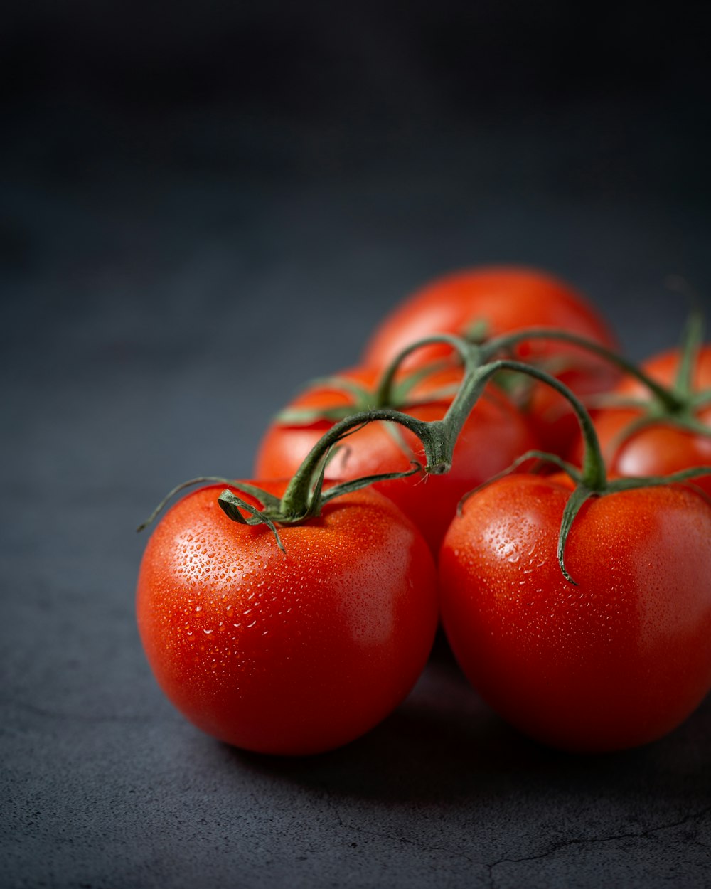 cinq tomates rouges