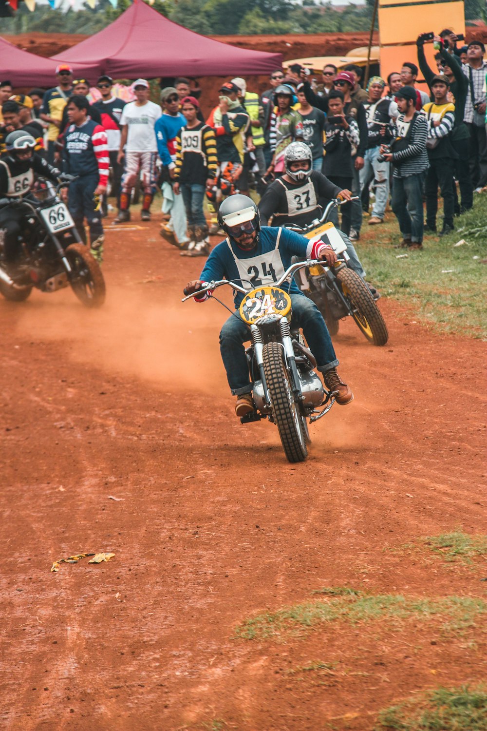 Persona que monta una motocicleta