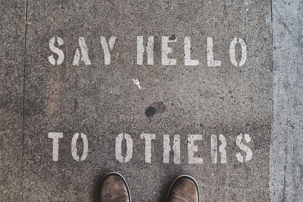 Sag "Hallo zu anderen"-Text