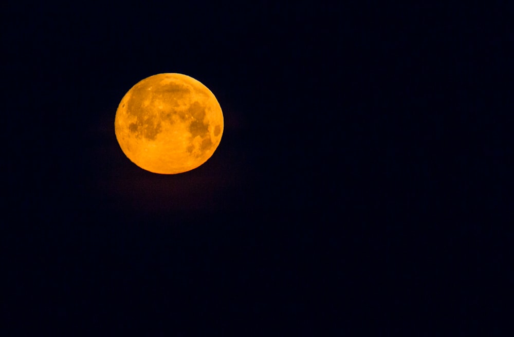 Fotografia ad alto angolo della luna durante la notte