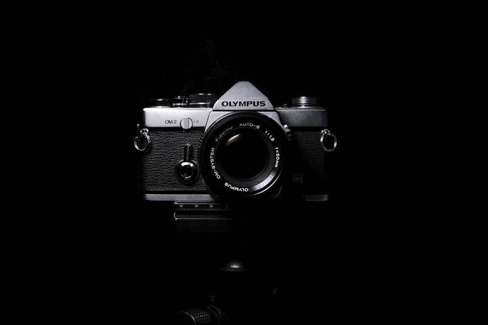 câmera de filme SLR Olympus preta e cinza