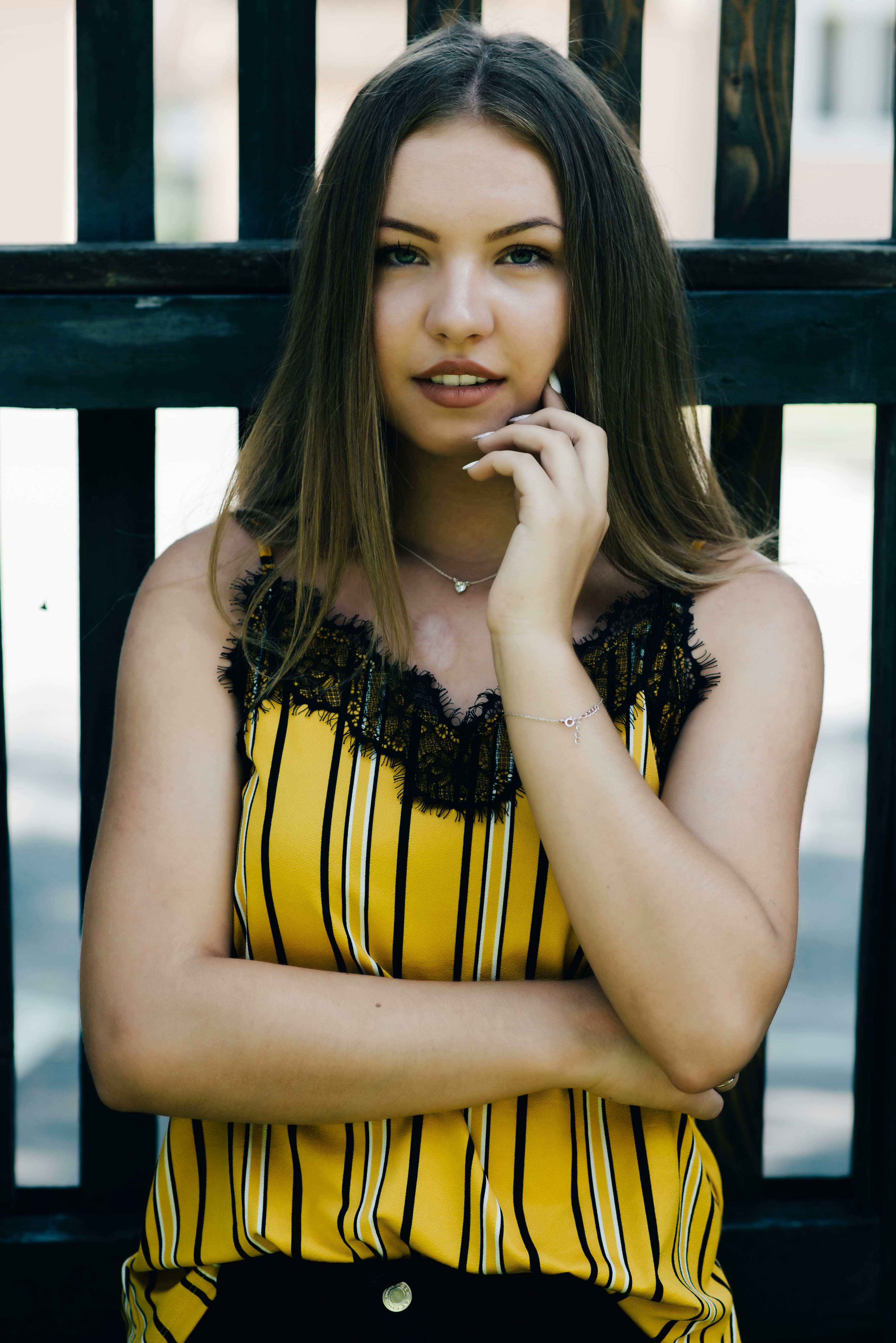 金属フェンスに寄りかかる女性の写真 Unsplashで見つける肖像画の無料写真