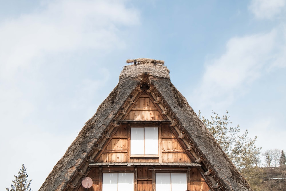 Fotografía de casas de madera marrón
