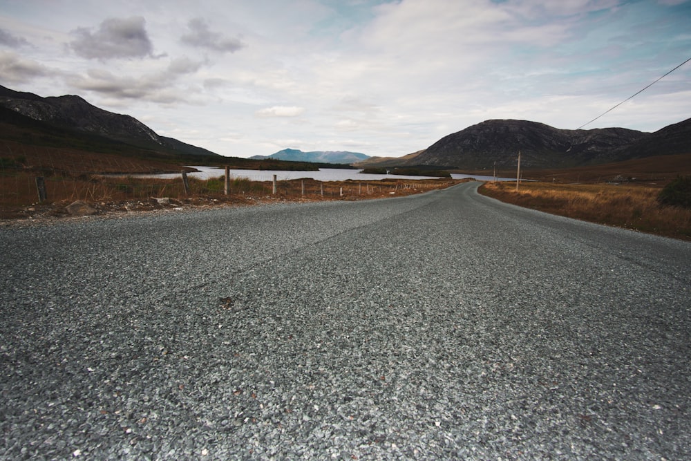 昼間の山の近くの道路の風景写真