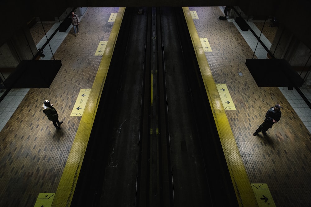 dois homens parados ao lado da ferrovia