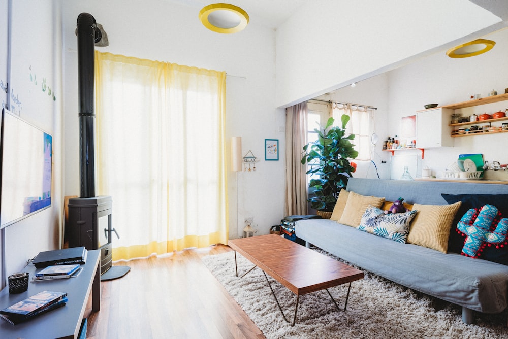 Foto zum Thema Bunte Kissen auf armlosem Futon im Wohnzimmer sind des  Hauses – Kostenloses Bild zu Inneres auf Unsplash