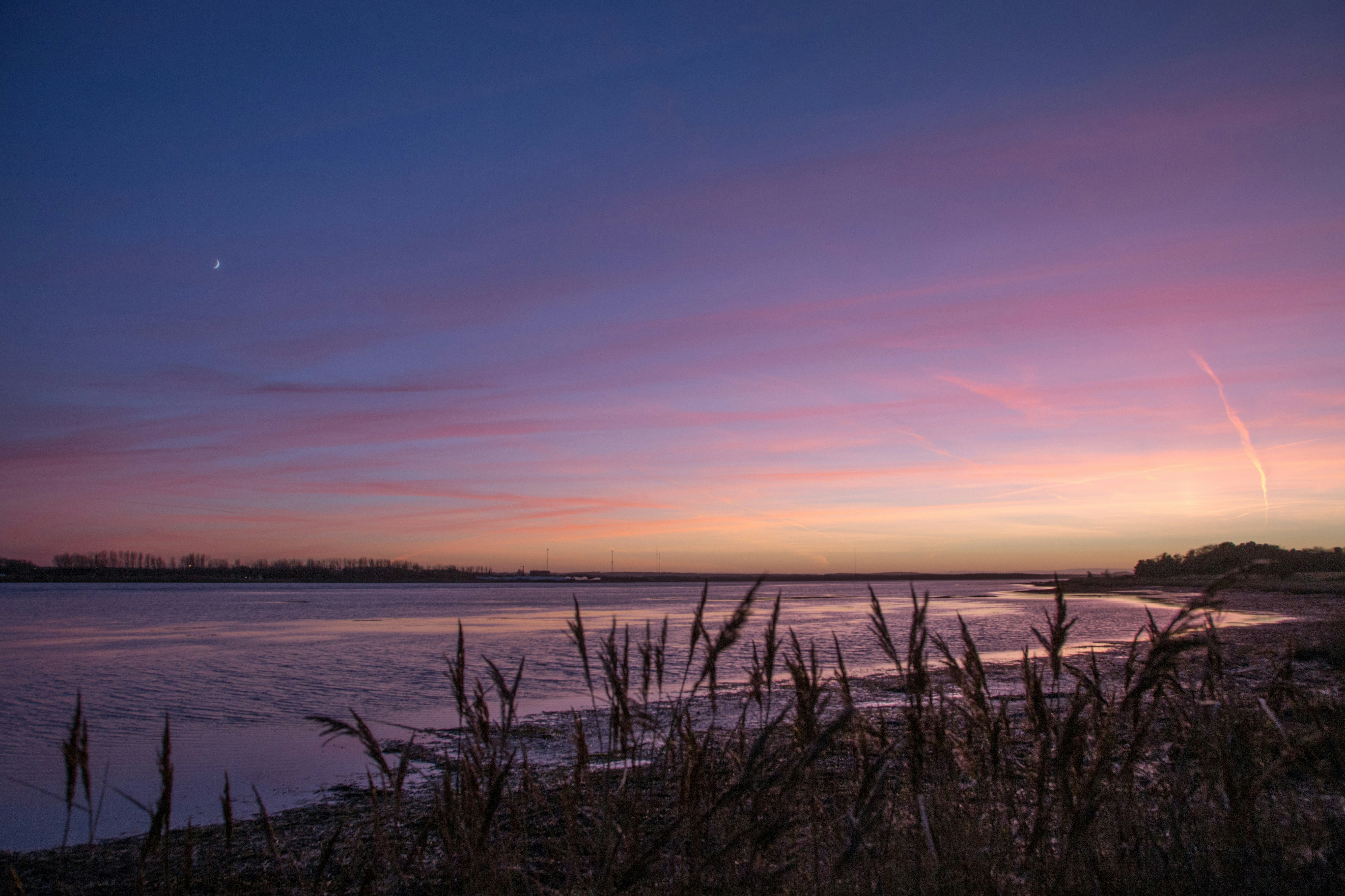 Gewässer tagsüber unter blauem Himmel