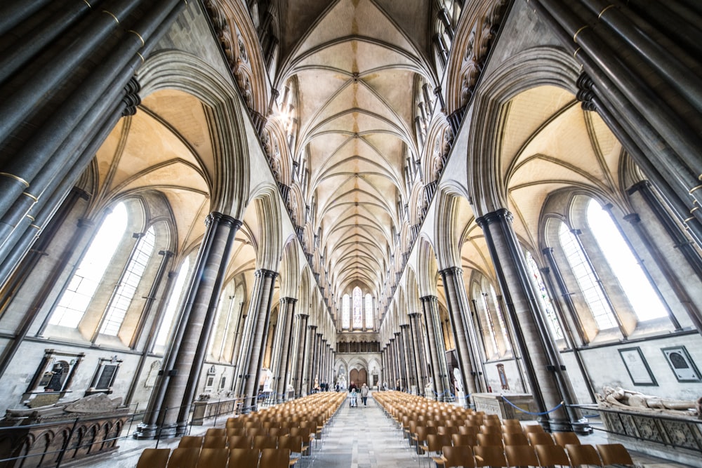 personnes debout à l’intérieur d’un bâtiment en béton gris