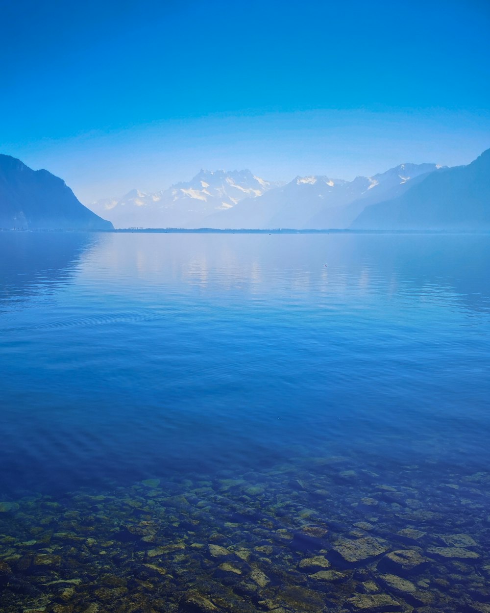 Specchio d'acqua vicino alla montagna