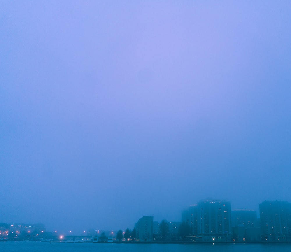 Paisagem da cidade durante a noite