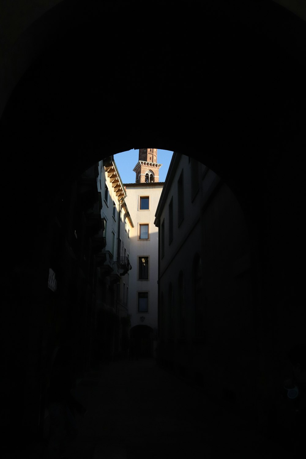 edificio in cemento grigio