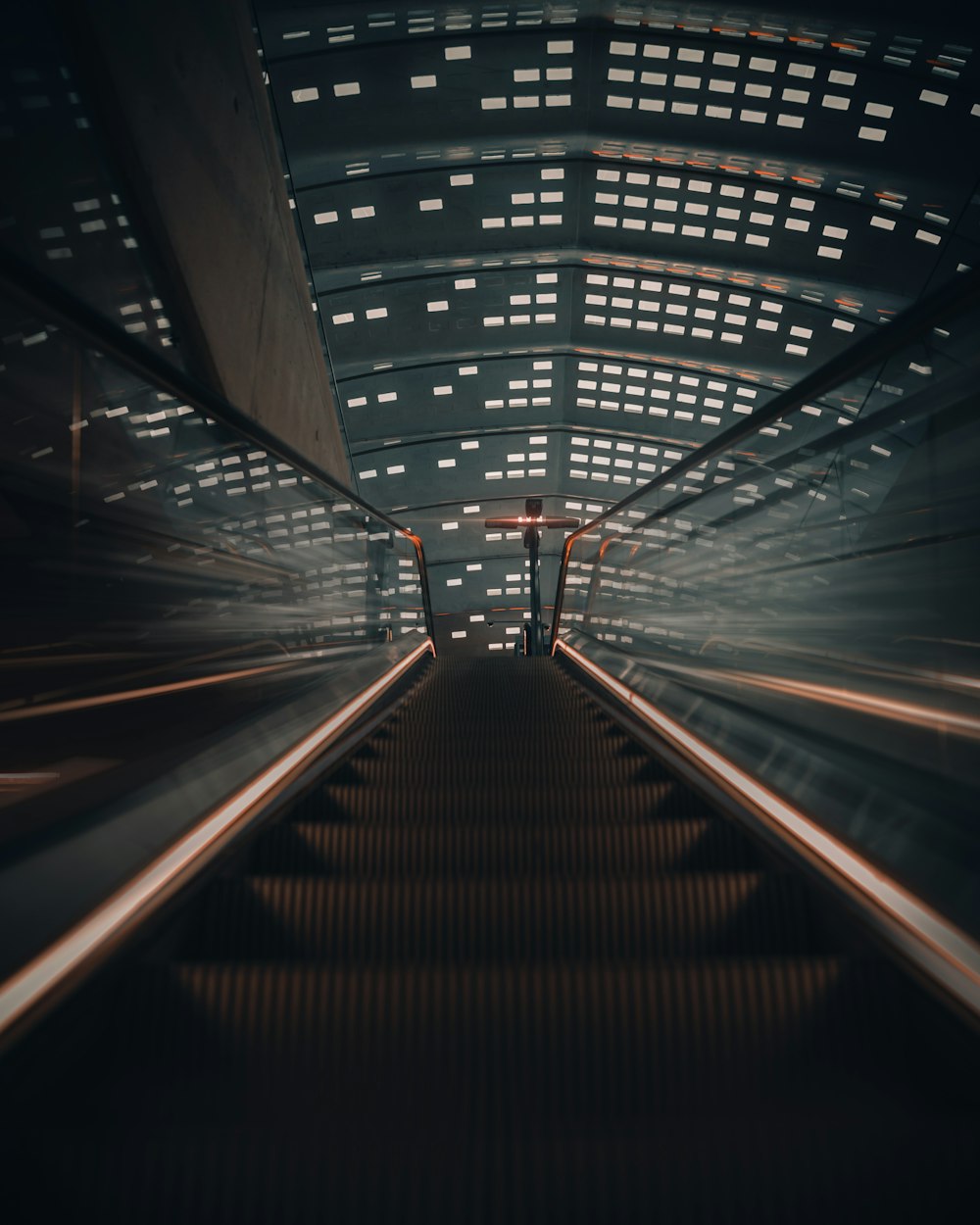 Escalator gris et blanc