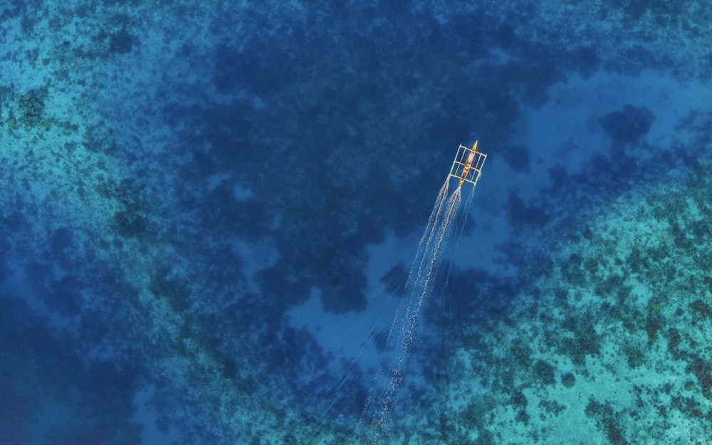 Photographie aérienne d’un bateau sur la mer