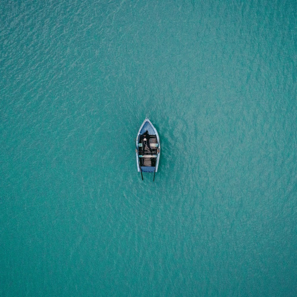 Boot auf Gewässer